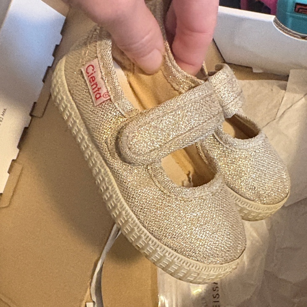 Cienta Girls Gold Glitter Mary Jane Sneakers with Velcro Strap